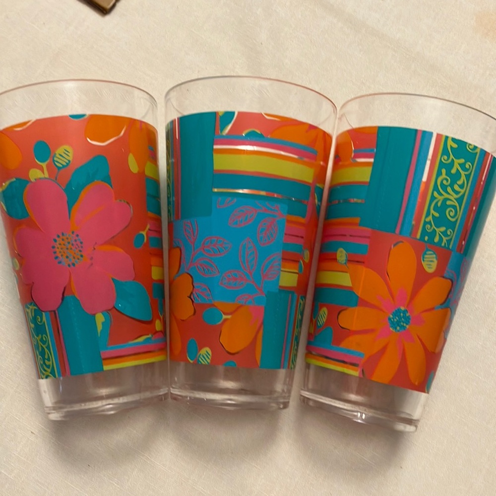 FLOWER POWER MOD 20 oz PLASTIC TUMBLERS  USE FOR PARTY DECOR OR THEME COOL 😎